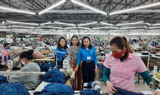 Cán bộ Công đoàn TP Tam Kỳ, Quảng Nam khảo sát điều kiện làm việc của công nhân lao động tại một Công ty may. Ảnh: Hoàng Bin