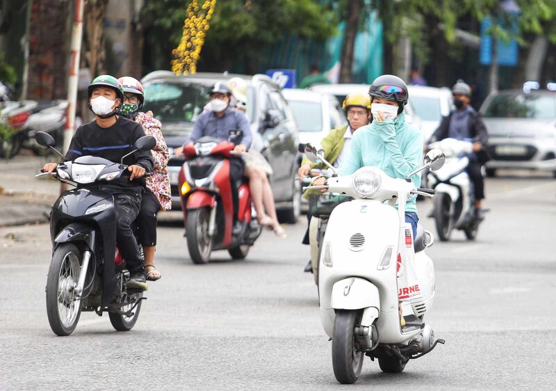 Trên các tuyến phố của Hà Nội, không khó để bắt gặp hình ảnh người dân phải mang thêm áo khoác nhẹ.