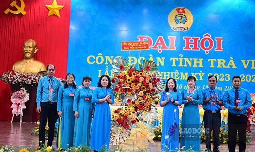 Phó Chủ tịch Tổng LĐLĐ Việt Nam Thái Thu Xương tặng hoa chúc mừng Đại hội XI Công đoàn tỉnh Trà Vinh. Ảnh: Đạt Phan