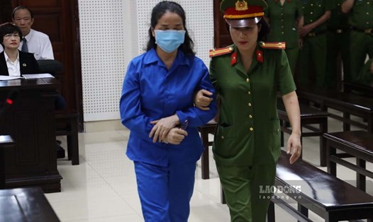 Bị cáo Vũ Liên Oanh cựu Giám đốc Sở GDĐT tỉnh Quảng Ninh tại tòa. Ảnh: Tòa án Nhân dân Quảng Ninh