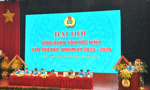 Ông Thân Văn Vọng – Phó Chủ tịch Liên đoàn Lao động tỉnh Bắc Ninh trình bày báo cáo tại đại hội. Ảnh: Quế Chi 