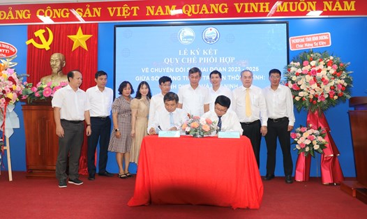 Lãnh đạo Sở TT&TT tỉnh Bình Dương và Sở TT&TT tỉnh Tây Ninh ký kết hợp tác.  Ảnh: Cơ quan chức năng cung cấp