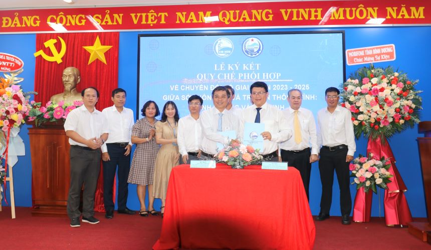 Lãnh đạo Sở TT&TT tỉnh Bình Dương và Sở TT&TT tỉnh Tây Ninh ký kết hợp tác. Ảnh: Sở TTTT Bình Dương