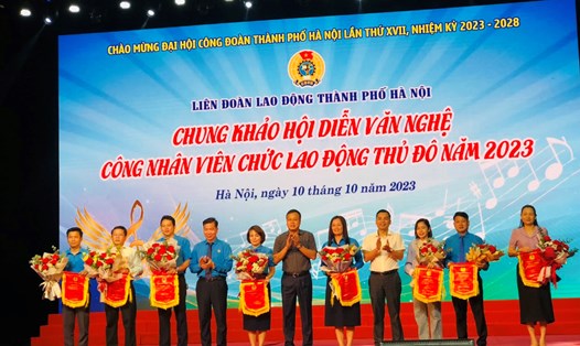 Lãnh đạo Liên đoàn Lao động Thành phố Hà Nội trao cờ lưu niệm cho các đội tại Chung khảo Hội diễn văn nghệ Công nhân viên chức lao động Thủ đô năm 2023. Ảnh: Ngọc Ánh