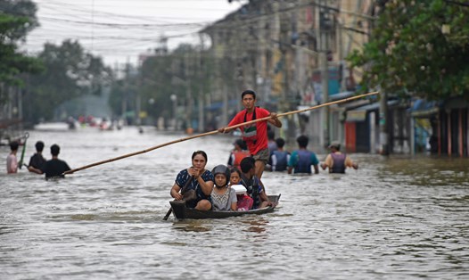 Lũ lụt ở Myanmar đã khiến hàng chục ngàn người phải đi sơ tán. Ảnh: AFP