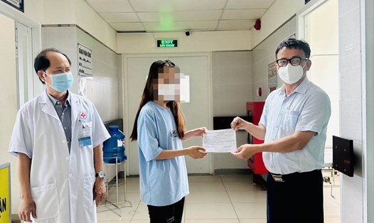 Lãnh đạo Sở Y tế Bình Dương trao giấy ra viện cho chị N.K.L sau khi chị được điều trị khỏi bệnh đậu mùa khỉ. Ảnh: Sở Y tế Bình Dương cung cấp
