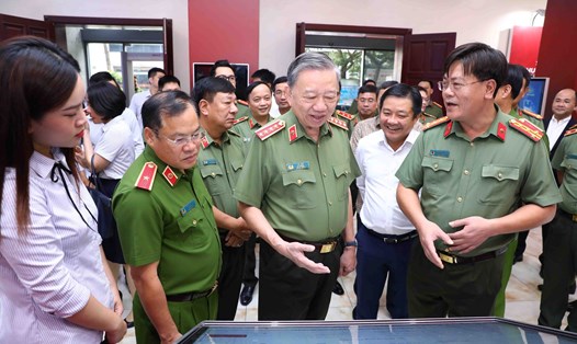 Bộ trưởng Bộ Công an - Đại tướng Tô Lâm đánh giá, biểu dương các kết quả lực lượng ngành đạt được trong 1 năm thực hiện chuyển đổi số. Ảnh: P.Kiên