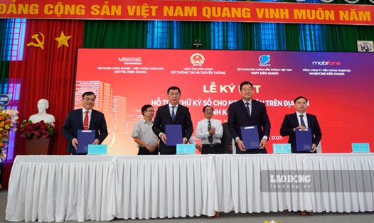 Sở TTTT Kiên Giang cùng  các doanh nghiệp ký bản cam kết về cung cấp chữ ký số công cộng cho người dân. Ảnh: Nguyên Anh