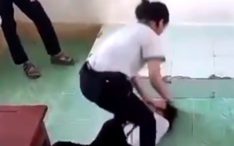 Nữ sinh đánh bạn trong lớp học tại tỉnh Cà Mau nhận án phạt tạm nghỉ học một tuần. Ảnh: cắt từ Clip