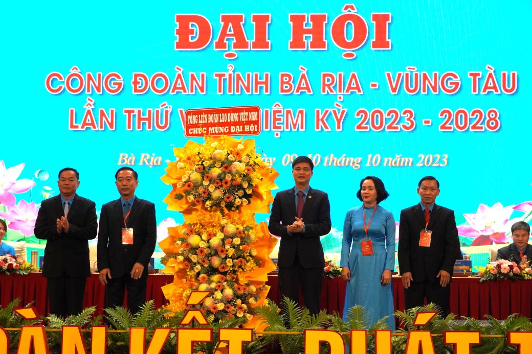 Lãnh đạo Tổng LĐLĐ Việt Nam tặng hoa chúc mừng Đại hội VII Công đoàn Bà Rịa - Vũng Tàu. Ảnh: Thành An