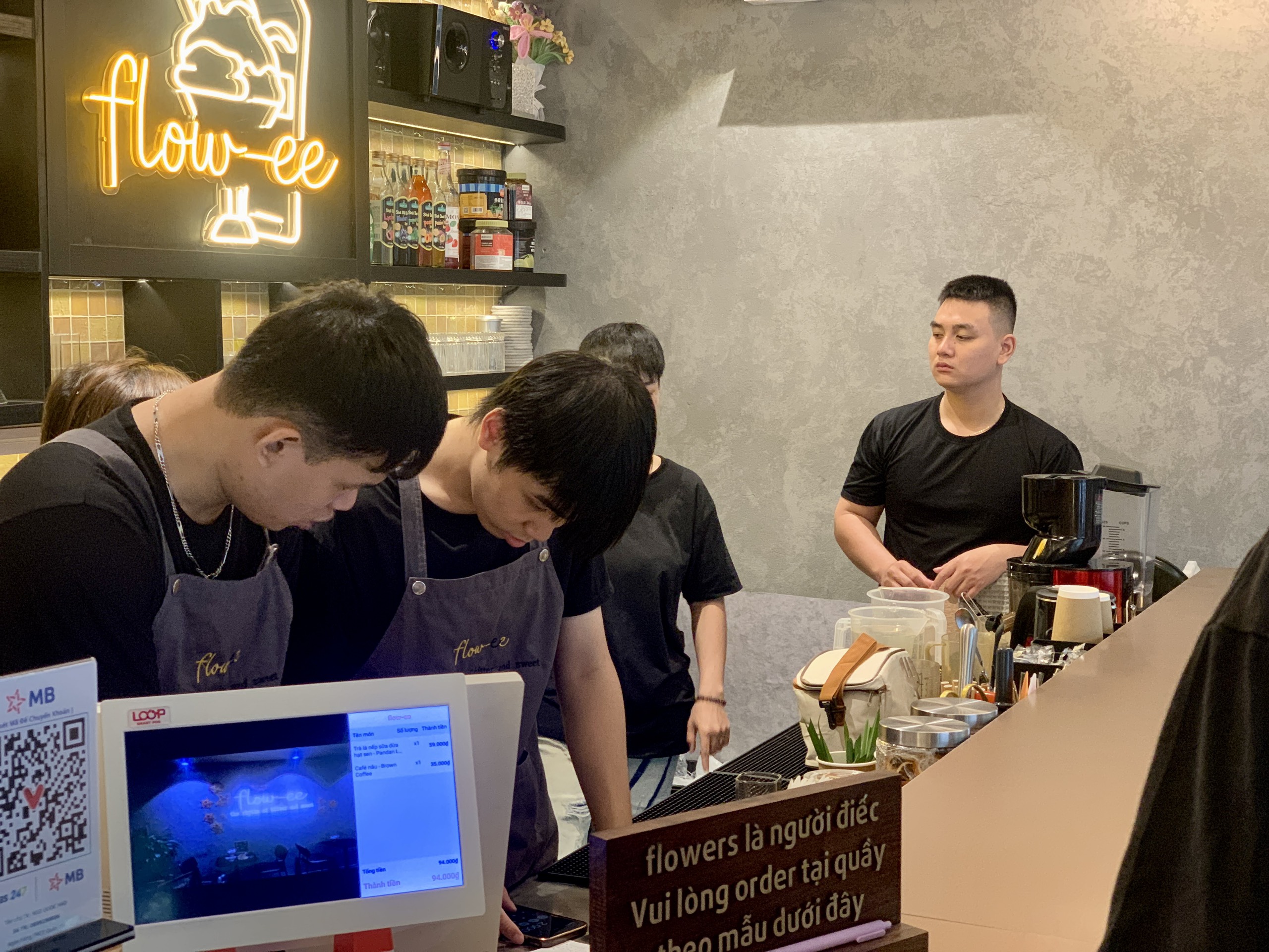 Các bạn nhân viên khiếm thính tại quán. Ảnh: Nhật Minh