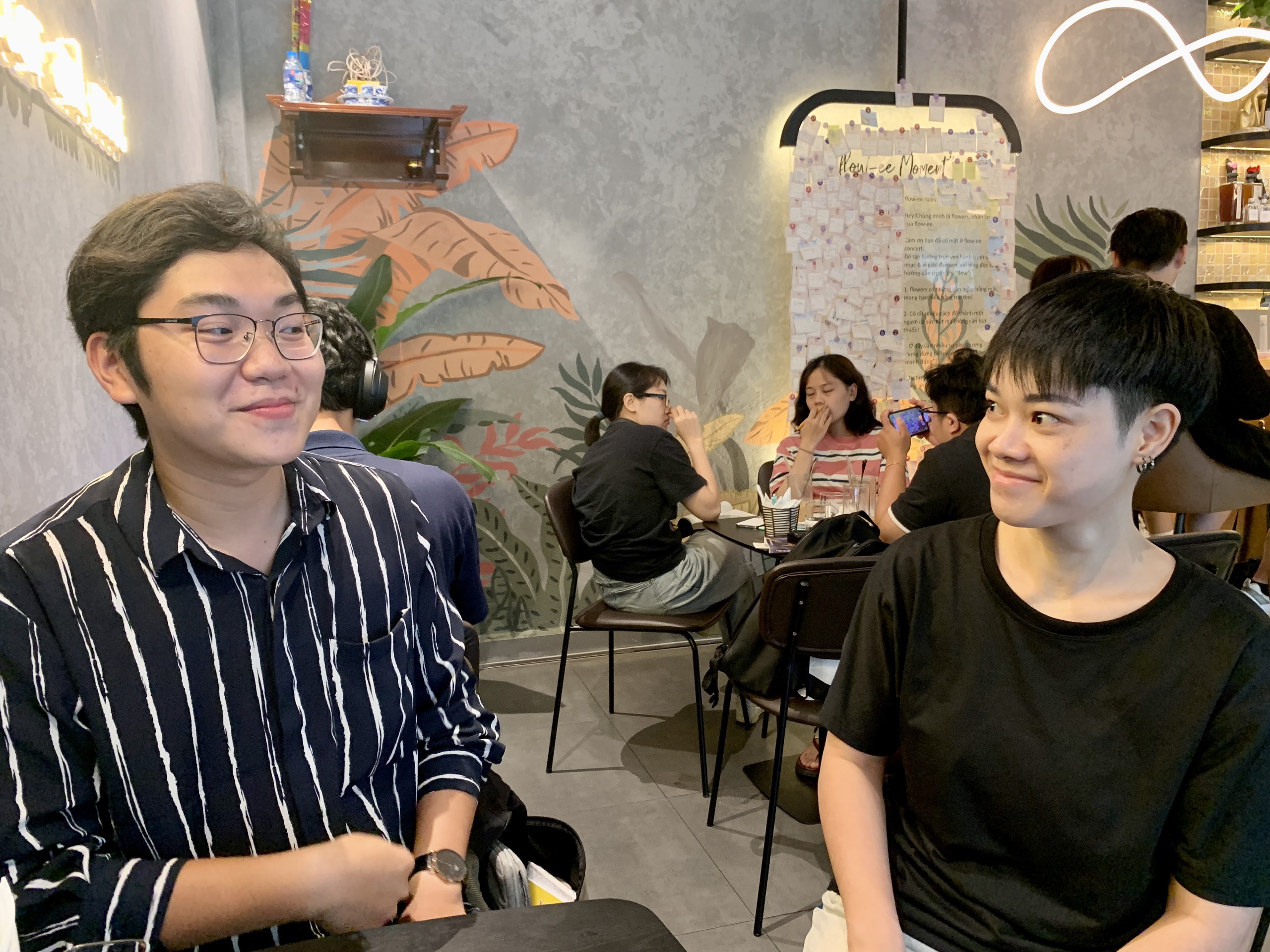 Anh Ngô Quốc Hào và chị Trần Ngọc Mai giao tiếp bằng ánh mắt, cử chỉ. Ảnh: Nhật Minh