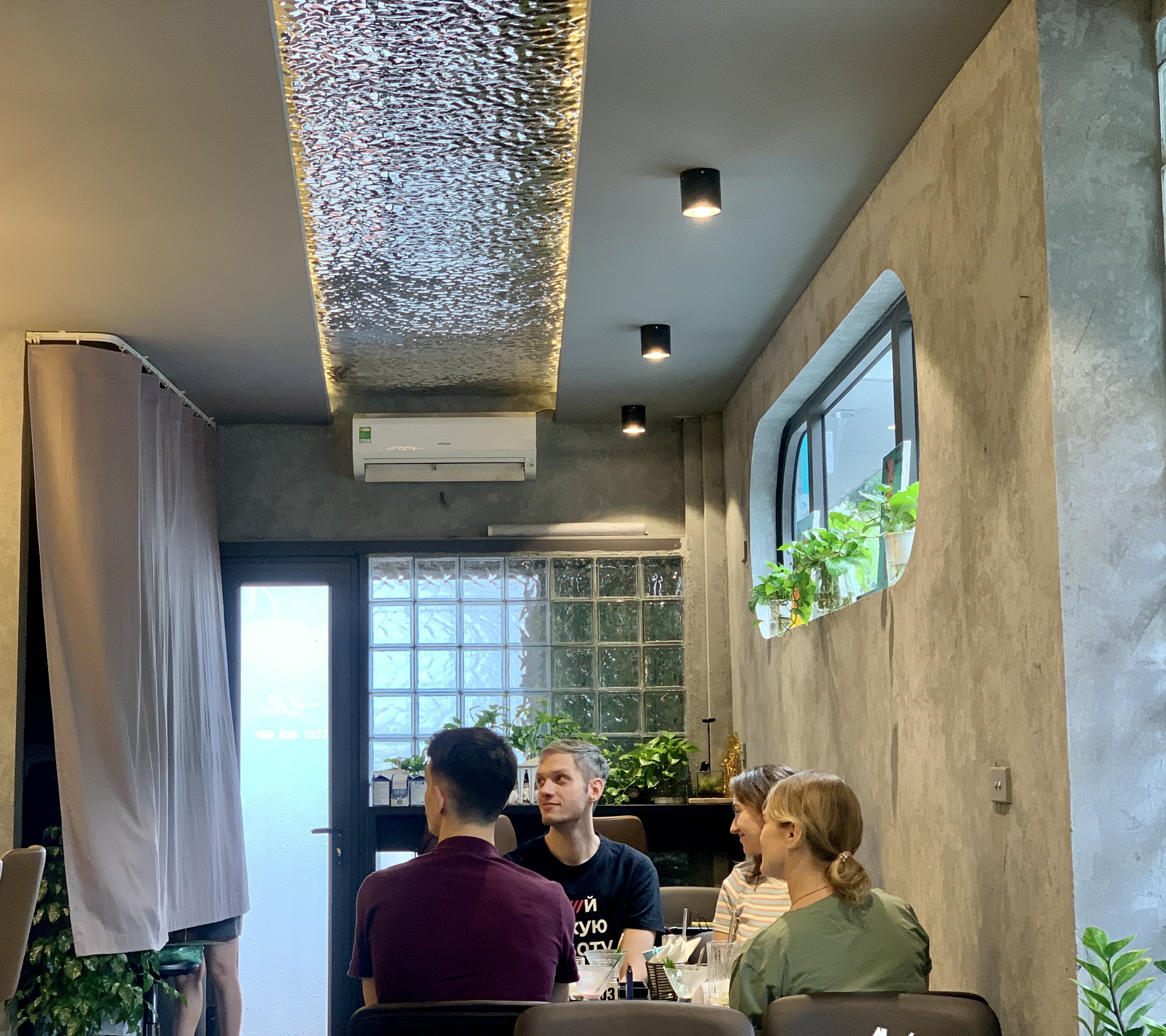 Khách nước ngoài thích thú với không gian quán. Ảnh: Nhật Minh