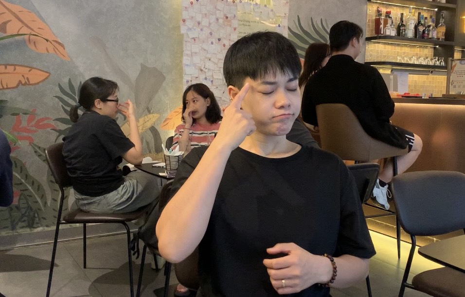 Nhân viên tại quán giao tiếp bằng các ký hiệu ngôn ngữ. Ảnh: Nhật Minh