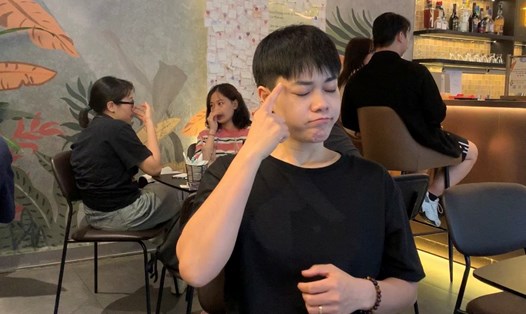 Nhân viên tại quán giao tiếp bằng các ký hiệu ngôn ngữ. Ảnh: Nhật Minh