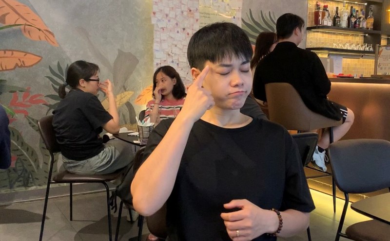 Nhân viên tại quán giao tiếp bằng các ký hiệu ngôn ngữ. Ảnh: Nhật Minh