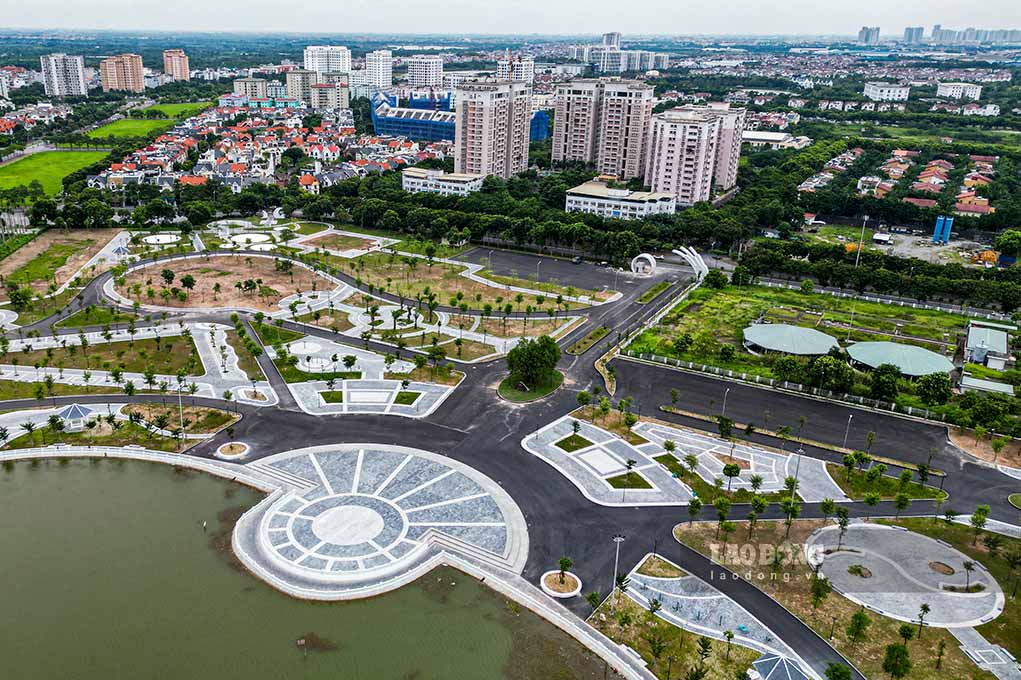 Tại Công viên Long Biên, công viên này nằm trên phố Đoàn Khuê - Vạn Hạnh và trước mặt trụ sở hành chính quận Long Biên. Công viên có tổng diện tích hơn 15,7ha và được phê duyệt hoạt động dưới hình thức là công viên mở với rất nhiều cây xanh cũng như tiện ích phục vụ người dân.