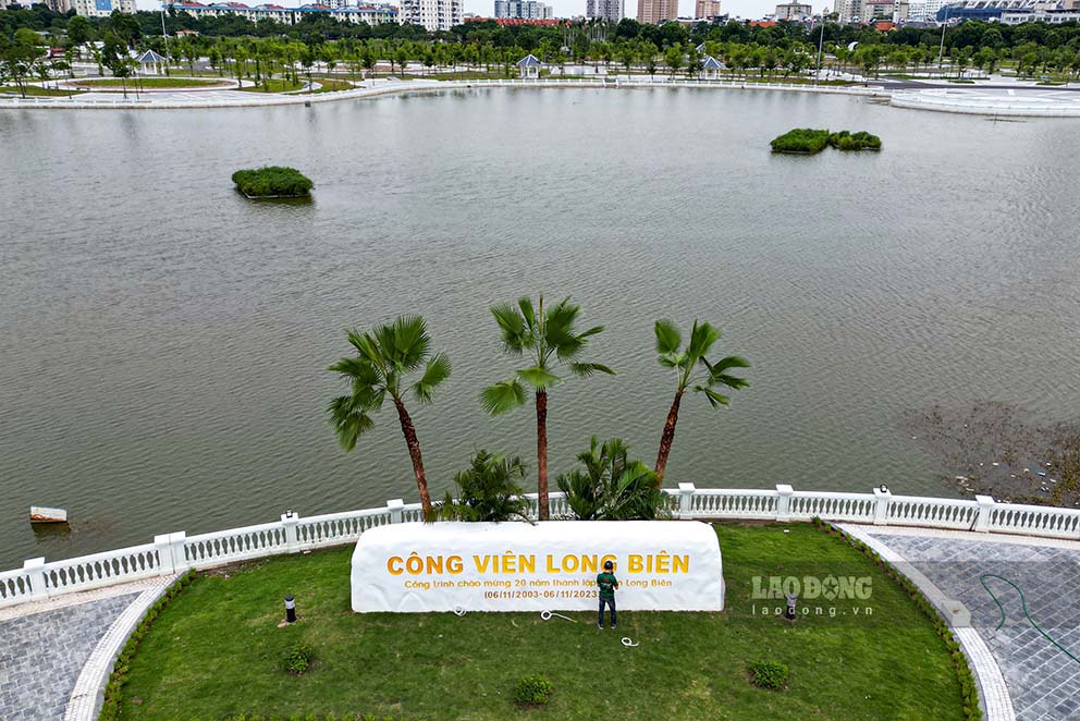 Trước đây, sau nhiều năm công viên được đưa vào sử dụng, do không được tu sửa nên đã xuống cấp, hoang toàn. Tuy nhiên, bằng việc đầu tư, cải tạo trị giá gần 100 tỉ đồng sau nhiều năm trời bị bỏ hoang, công viên Long Biên đã trở thành công trình hiện đại, được gắn biển chào mừng 20 năm thành lập quận Long Biên.