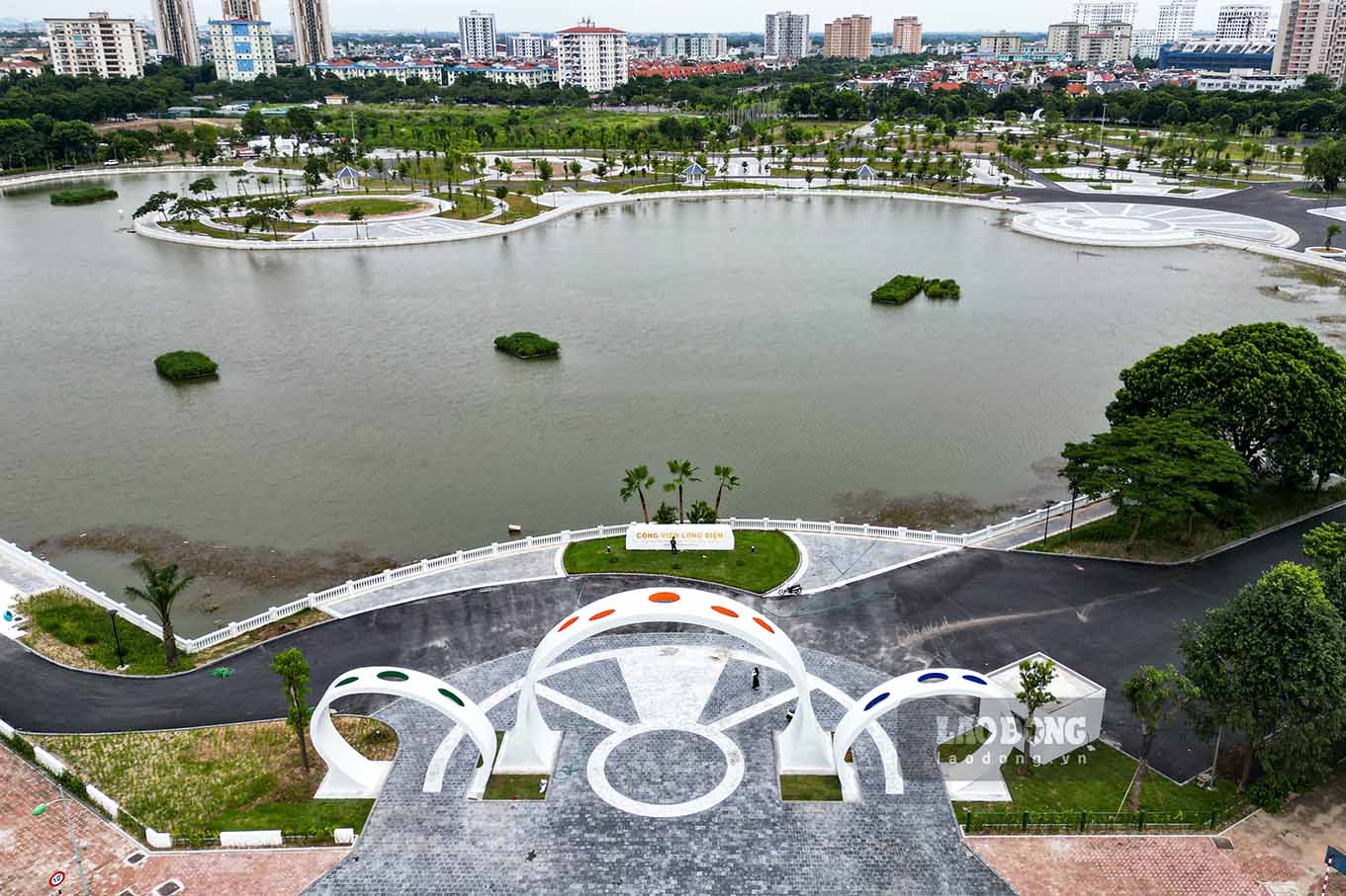 Theo báo cáo của Sở Xây dựng Hà Nội, toàn thành phố hiện nay có 63 công viên, vườn hoa, với tổng diện tích khoảng 300 ha, chiến 2% diện tích đất. Trong đó, bốn quận trung tâm (Ba Đình, Hoàn Kiếm, Đống Đa, Hai Bà Trưng) có 30 công viên, vườn hoa, chiếm 1,92% tổng diện tích đất, đạt 2,08 m2/người. Tuy nhiên, người dân vẫn rất thiếu không gian xanh. Trên thực tế, Hà Nội với mật độ dân số đông, tình trạng ô nhiễm không khí khiến người dân Thủ đô luôn thấy ngột ngạt. Việc đầu tư cho không gian xanh sẽ góp một phần quan trọng trong việc điều hòa không khí, cải tạo vi khí hậu, bảo vệ môi trường sống và phục vụ đời sống người dân.