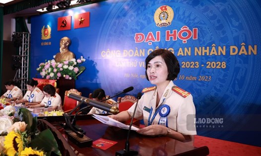 Trưởng Ban Công đoàn CAND Công Thanh Thảo trình bày tóm tắt báo cáo chính trị nhiệm kỳ 2018-2023. Ảnh: Hải Nguyễn