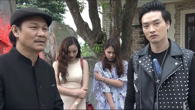 Trọng Lân đóng vai Phong “Cấn” (ngoài cùng bên phải) trong phim “Quỳnh Búp Bê“. Ảnh: Nhà sản xuất