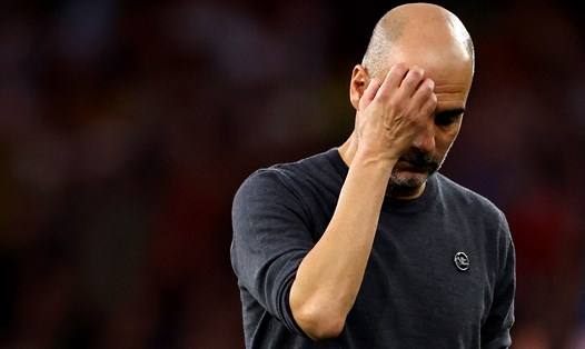 Sự thất vọng của Pep Guardiola sau khi Man City thua Arsenal ở những phút cuối. Ảnh: AFP