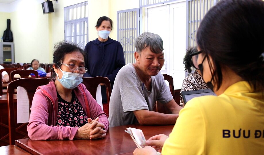 Người cao tuổi làm thủ tục nhận lương hưu tại phường Dịch Vọng Hậu, quận Cầu Giấy, Hà Nội. Ảnh: Minh Hà