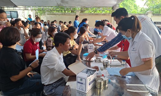 Đoàn viên, người lao động huyện Thạch Thất đăng ký hiến máu tình nguyện hưởng ứng sự vận động của Công đoàn. Ảnh: Nguyễn Hiền