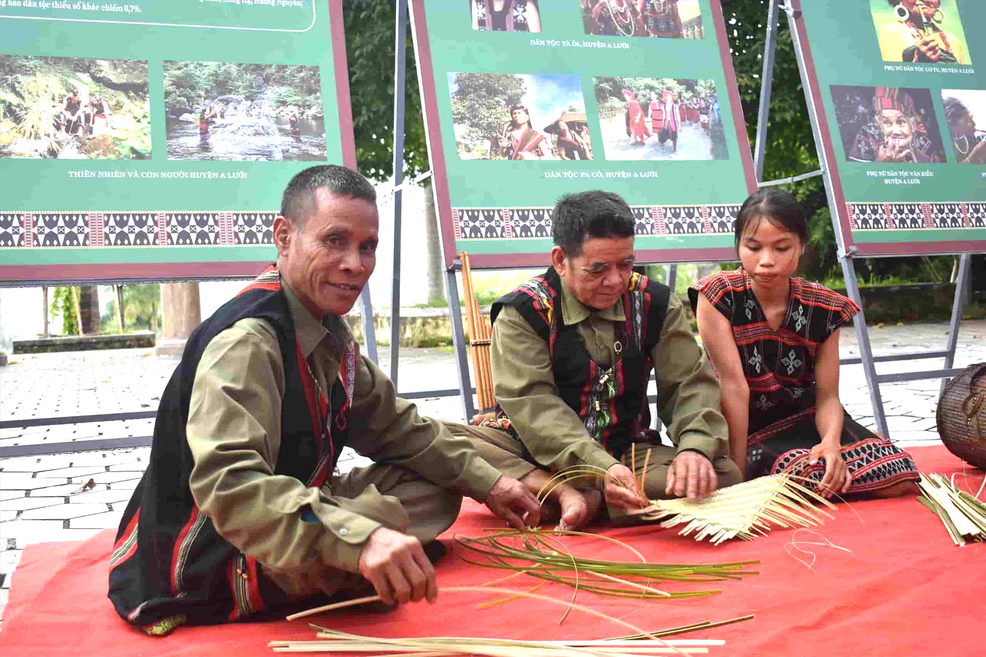 Các nghệ nhân tái hiện các nghề truyền thống. Ảnh: Quảng An