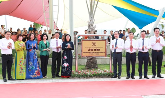 Các lãnh đạo Thành phố Hà Nội thực hiện nghi thức gắn biển công trình cấp thành phố - Công viên Ngọc Thụy (quận Long Biên). Ảnh: Quang Thái