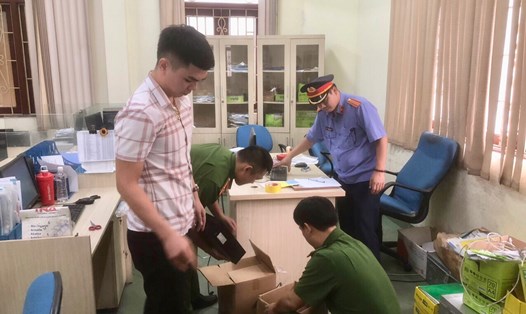 Cơ quan chức năng thực hiện lệnh khám xét nơi làm việc của bị can Nguyễn Trung Kiên. Ảnh: VKSND tỉnh Hà Nam