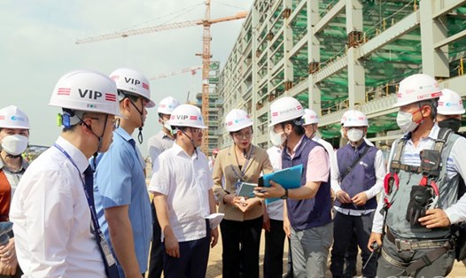 Buổi kiểm tra tiến độ xây dựng Nhà máy Amkor Technology Việt Nam của lãnh đạo tỉnh Bắc Ninh. Ảnh: Bacninh.gov.vn