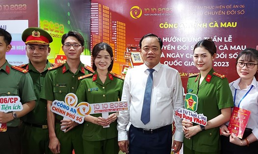Chủ tịch UBND tỉnh Cà Mau Huỳnh Quốc Việt tham quan chụp ảnh lưu niệm tại gian hàng trưng bày chuyển đổi số của đơn vị Công an tỉnh Cà Mau. Ảnh: Nhật Hồ