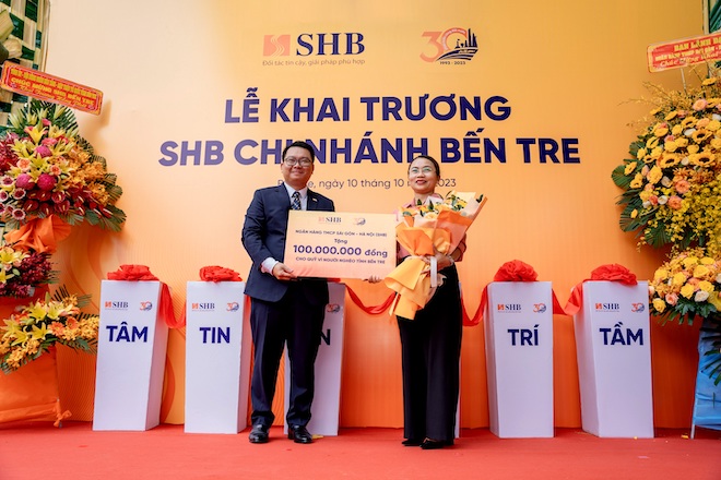 Ông Huỳnh Thanh Huấn - Giám đốc SHB Bến Tre đại diện ngân hàng trao tặng Quỹ Vì người nghèo tỉnh Bến Tre 100 triệu đồng. Ảnh: SHB