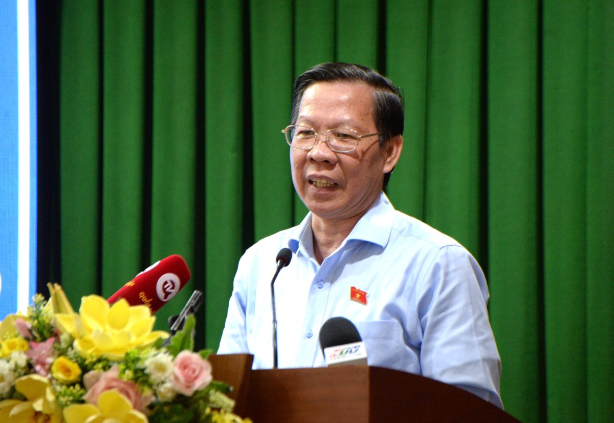 Chủ tịch UBND TPHCM Phan Văn Mãi phát biểu tại buổi tiếp xúc cử tri.  Ảnh: Minh Quân
