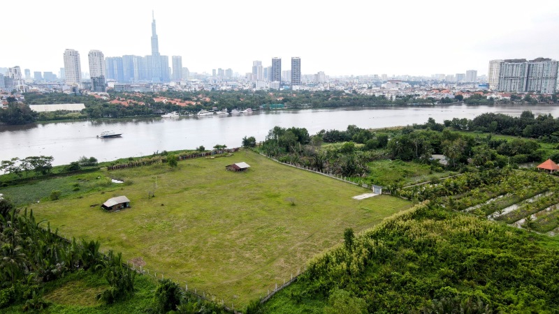 Cách biệt chỉ một con sông Sài Gòn, bên kia là “Khu nhà giàu Thảo Điền” sầm uất với hàng loạt dự án bất động sản cao cấp.