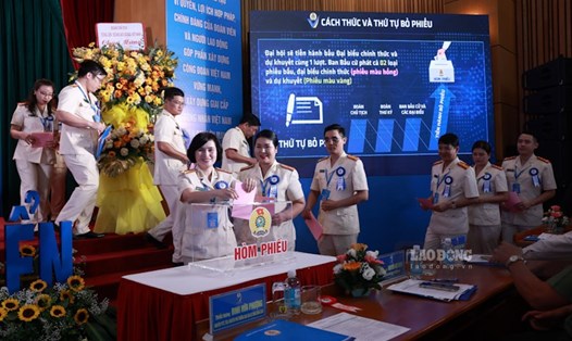 Các đại biểu bỏ phiếu bầu Đoàn đại biểu dự Đại hội XIII Công đoàn Việt Nam. Ảnh: Hải Nguyễn.
