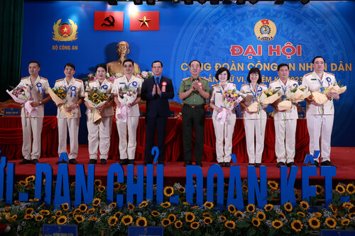 Chủ tịch Tổng LĐLĐVN Nguyễn Đình Khang (bên trái) và Thứ trưởng Bộ Công an Trần Quốc Tỏ tặng hoa đại biểu. Ảnh: Hải Nguyễn. 