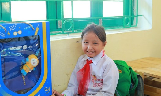 Mỗi chiếc balo “Quà vui tới trường” của Bảo Việt Nhân thọ sẽ là người bạn đồng hành, trở thành điểm tựa tinh thần để các em và gia đình an tâm vượt qua mọi thử thách, biến ước mơ thành hiện thực. Ảnh: BVNT