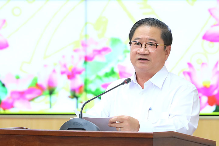 Chủ tịch UBND TP Cần Thơ Trần Việt Trường phát biểu tại buổi làm việc. Ảnh: Tạ Quang