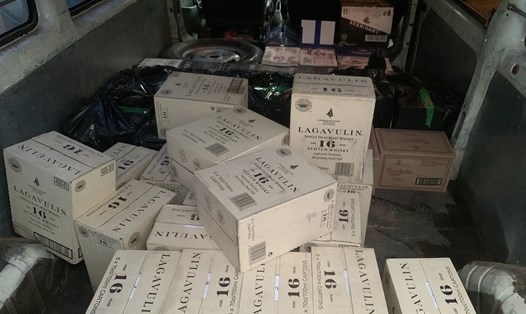 Các thùng giấy bên trong chứa rượu lậu được phát hiện trên xe ôtô. Ảnh: Công an huyện Đakrông.