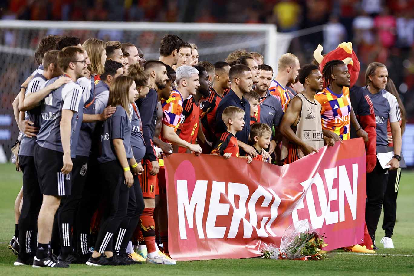 Eden Hazard được các cầu thủ Bỉ tri ân trong ngày giã từ sự nghiệp quốc tế. Ảnh: AFP