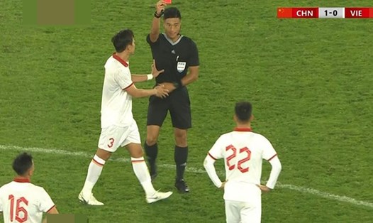 Tiến Linh nhận thẻ đỏ trong trận giao hữu với tuyển Trung Quốc. Ảnh cắt từ video