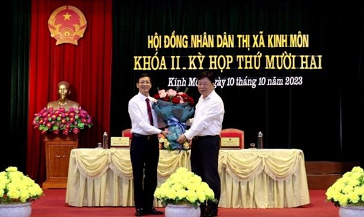 Lãnh đạo HĐND tỉnh Hải Dương tặng hoa chúc mừng ông Bùi Xuân Lộc. Ảnh: Cổng TTĐT thị xã Kinh Môn