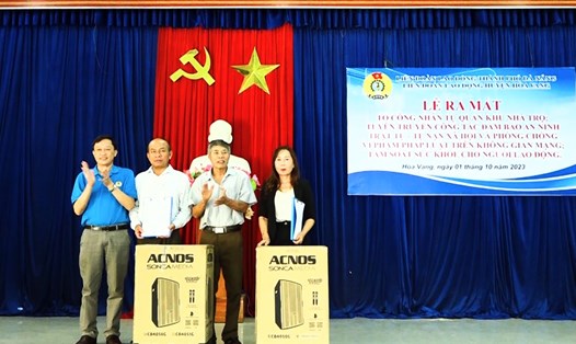 LĐLĐ huyện Hòa Vang ra mắt 2 Tổ công nhân tự quản khu nhà trọ trên địa bàn xã Hòa Sơn. Ảnh: Trà Vân