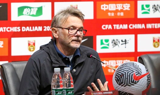 Huấn luyện viên Troussier  trong cuộc họp báo sau trận đấu. Ảnh: VFF
