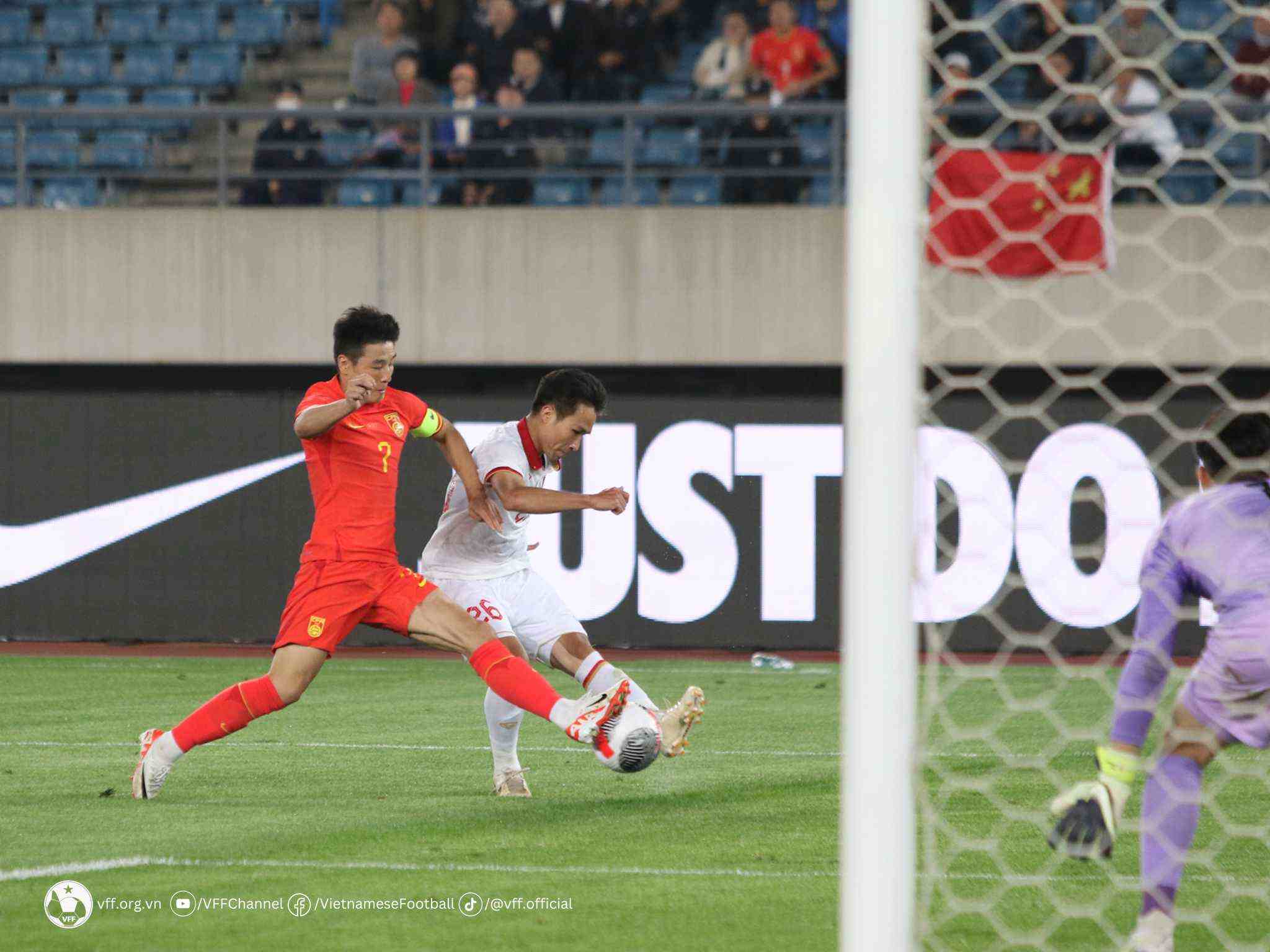 Tuyển Việt Nam thua tuyển Trung Quốc 0-2 nhưng có thế trận nhỉnh hơn, kiểm soát bóng tốt hơn hẳn đối thủ. Ảnh: VFF
