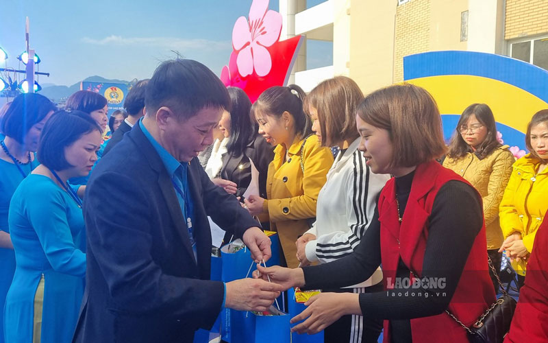 Người lao động tỉnh Bắc Kạn nhận những suất quà tại chương trình Chợ Tết Công đoàn năm 2023. Ảnh: Nguyễn Kiên.