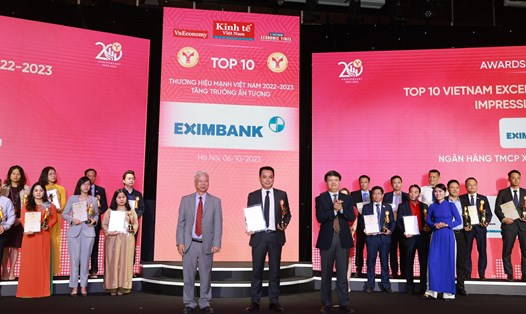 Ông Nguyễn Cảnh Anh (chính giữa), thành viên HĐQT đại diện Eximbank nhận chứng nhận Top 10 Thương hiệu mạnh – Tăng trưởng ấn tượng năm 2023. Ảnh: Eximbank
