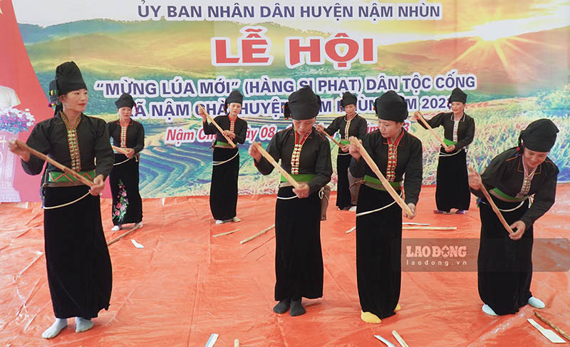 Từ ngày 8-10.10 vừa qua, UBND huyện Nậm Nhùn đã tổ chức khôi phục một cách đầy đủ Lễ hội Mừng lúa mới (Hàng Sị Phạt) của dân tộc Cống tại xã Nậm Chà.